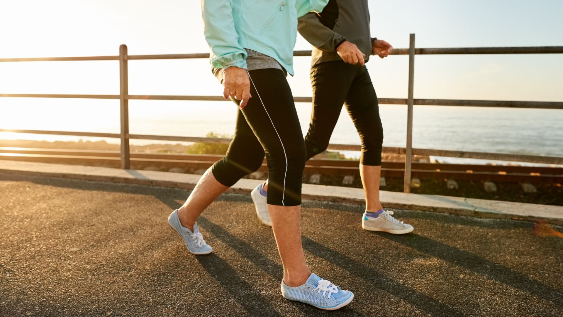 Người bệnh đau thần kinh tọa khi đi bộ nên ưu tiên chọn địa hình bằng phẳng