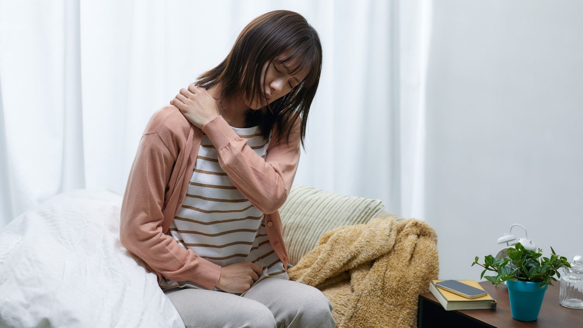 Đau vai gáy có thể kèm cảm giác tê bì, kiến bò ở tay