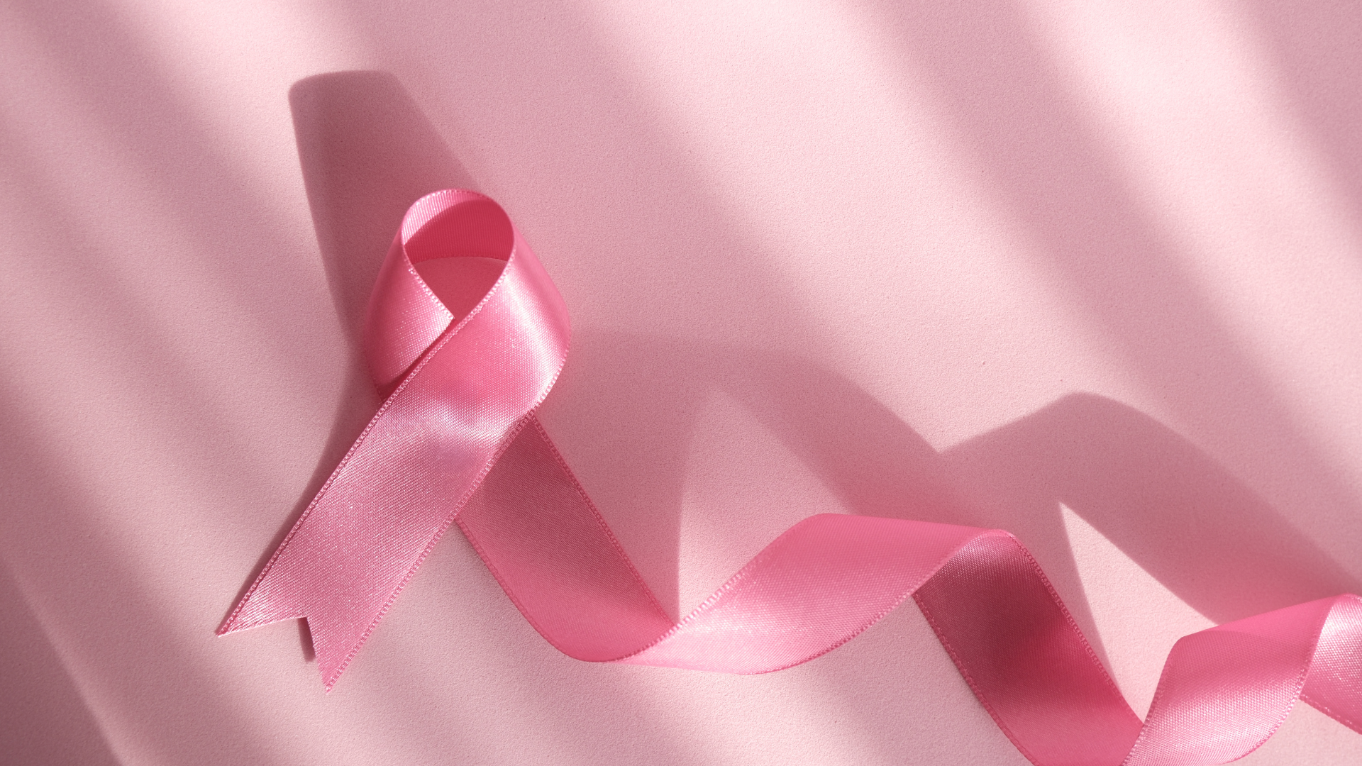 Triệu chứng đau vú bên trái có thể cảnh báo dấu hiệu ung thư vú