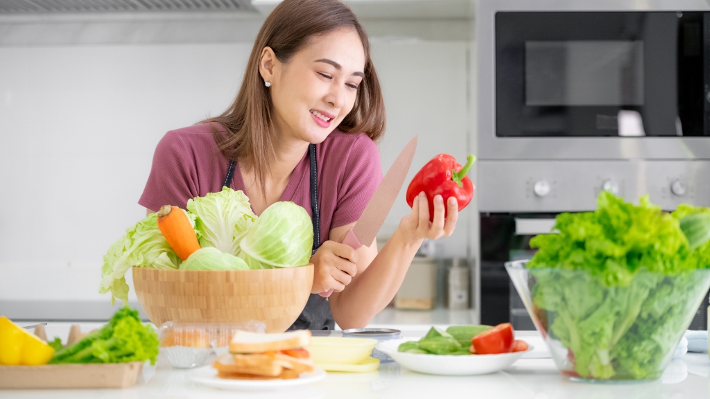 Chế độ ăn lành mạnh giàu omega-3 và rau xanh giúp giảm viêm và hỗ trợ cải thiện đau vú