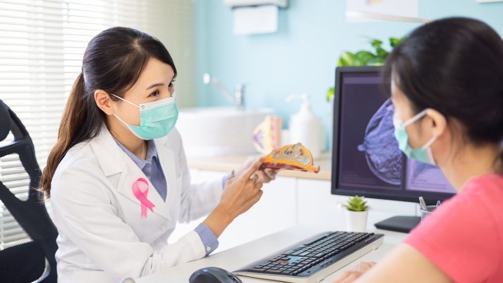 Điều trị đau vú cần dựa đúng nguyên nhân, kết hợp thay đổi lối sống và can thiệp y khoa khi cần