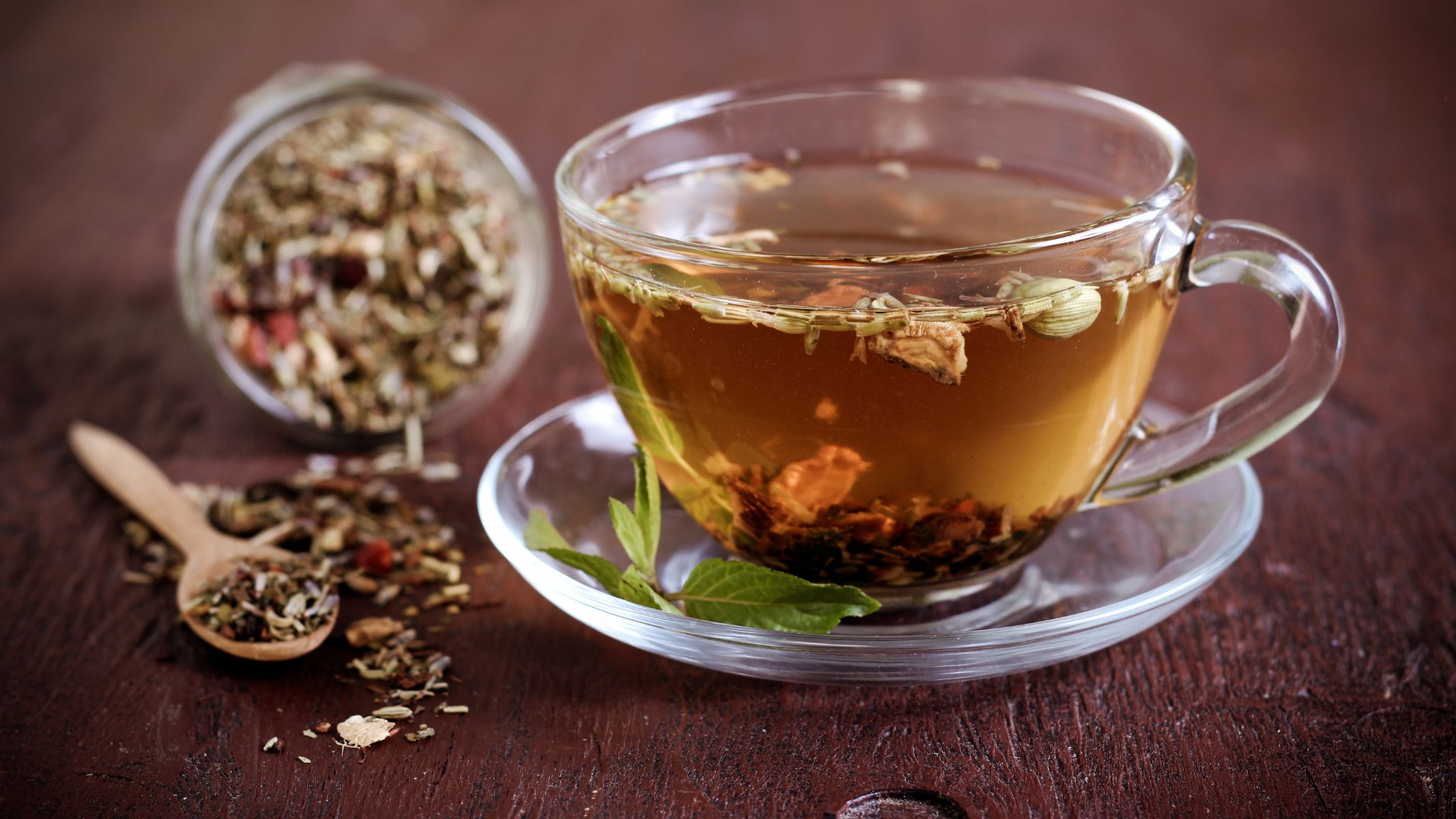 Người bệnh có thể uống trà thảo mộc như một biện pháp bổ trợ làm dịu cơn đau thượng vị