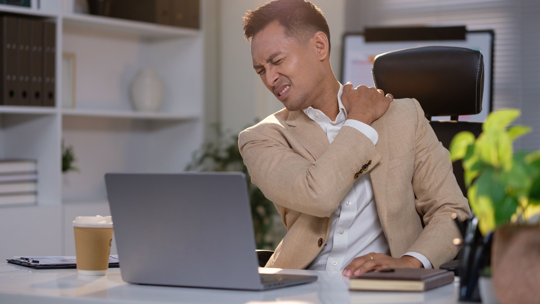 Tránh mang vác lệch một bên và giữ cân nặng hợp lý sẽ giúp giảm áp lực lên khớp vai và dây chằng