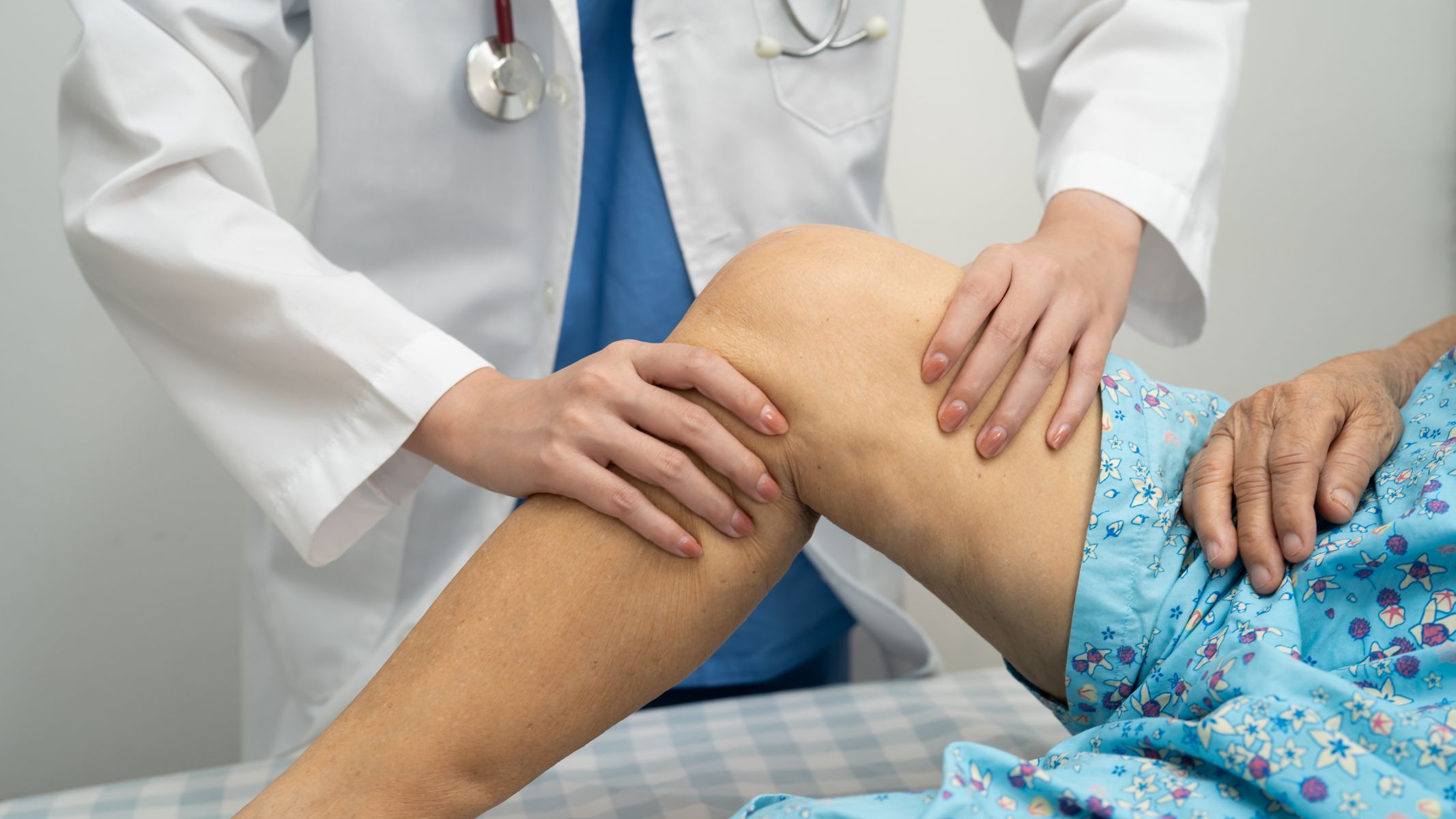 Việc không phải dùng gân tự thân giúp giảm rõ rệt cảm giác đau ở vùng lấy gân