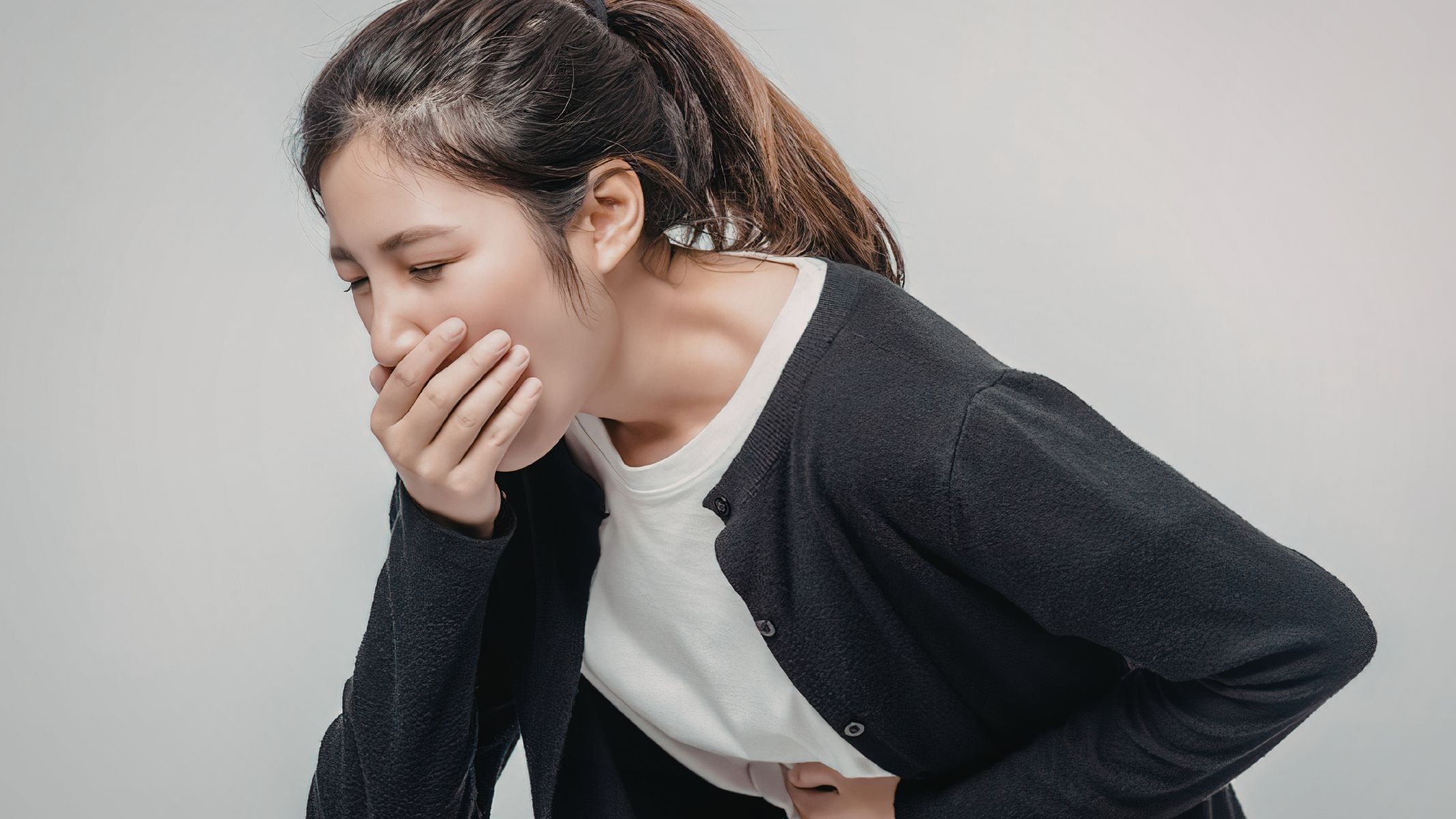 Người bệnh có thể bị nôn khi ăn, sụt cân và đau bụng kéo dài