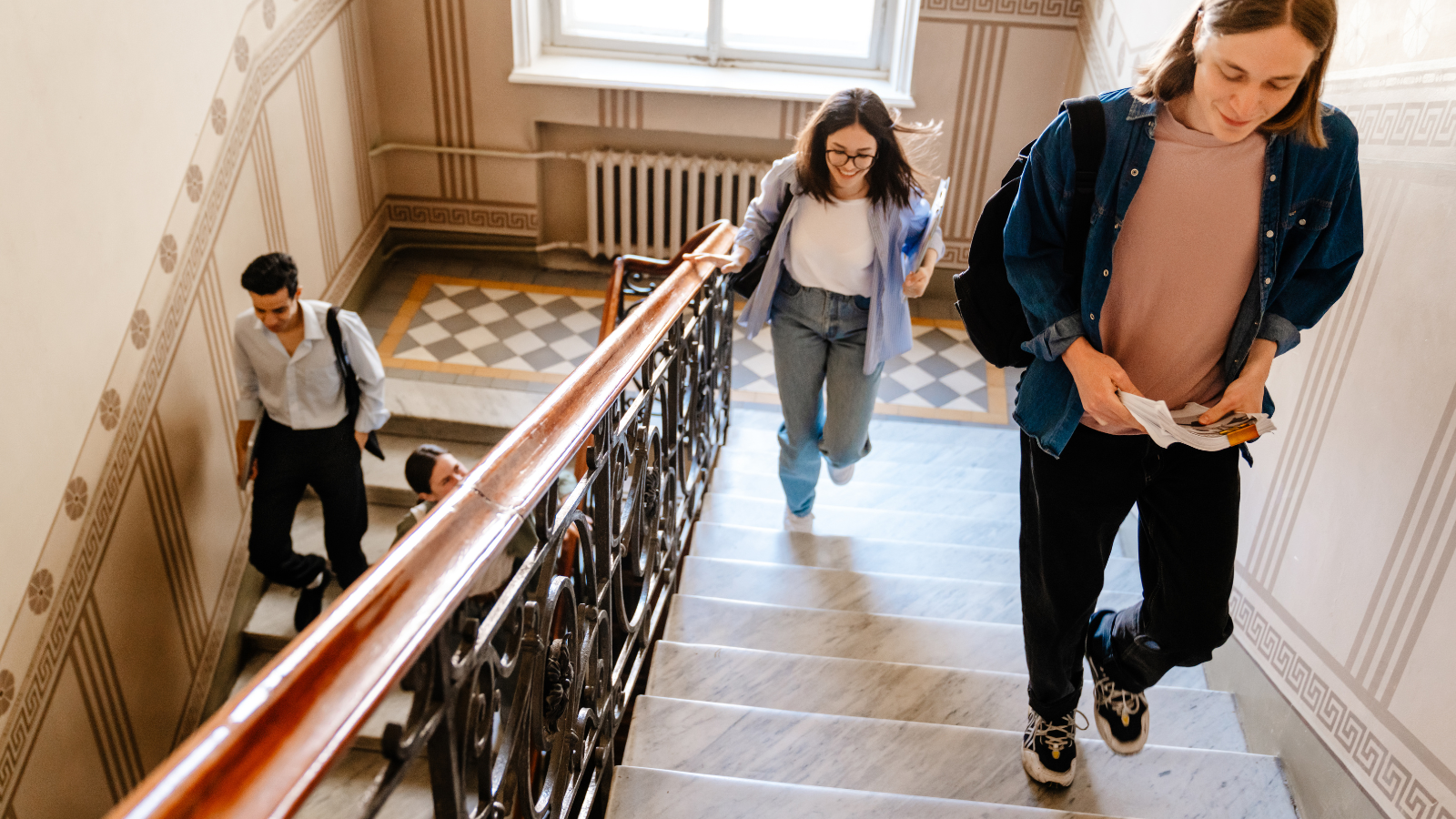 Dây thần kinh số 4 góp phần đảm bảo chuyển động mắt chính xác trong lúc đi cầu thang