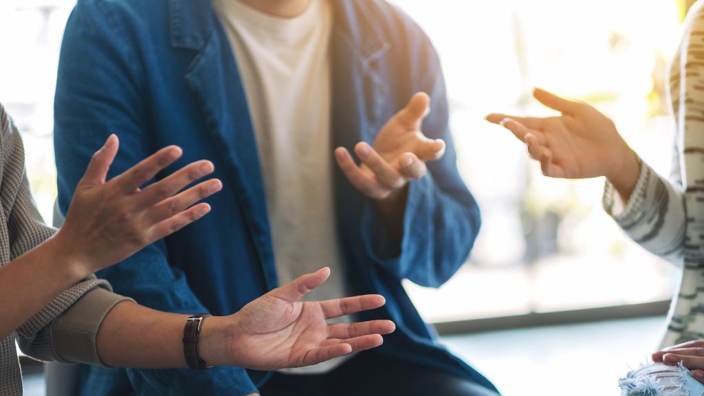 Khi bạn nói, hai dây thanh quản khép lại và rung lên dưới áp lực của luồng khí đi từ phổi ra