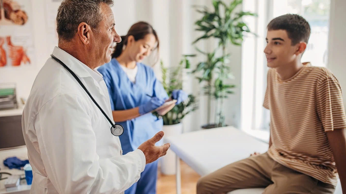 Nên đưa trẻ đi khám nếu có dấu hiệu lo âu, trầm cảm do sự phát triển muộn của cơ thể