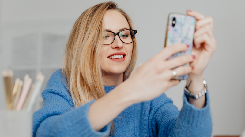 Nhìn sai tư thế do không sử dụng kính cận ảnh hưởng mắt và cột sống