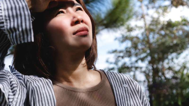 Tiếp xúc ánh sáng mạnh và tia UV có thể tổn thương mắt theo thời gian