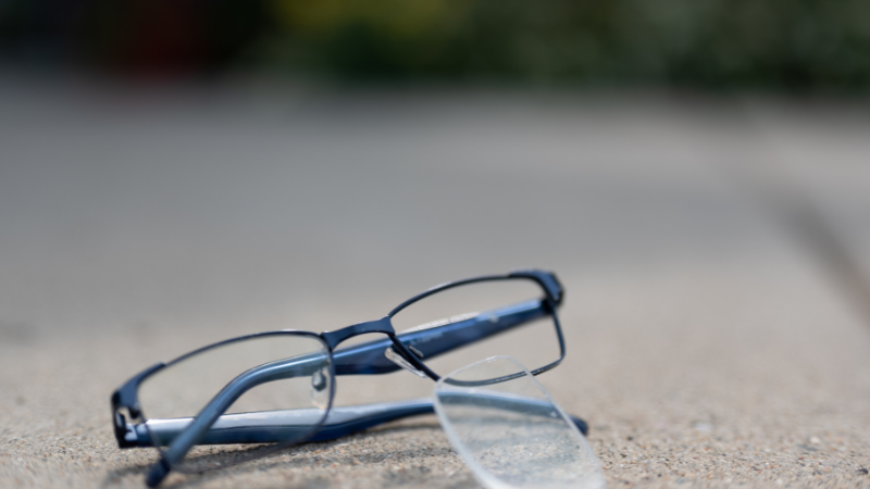 Khi đeo kính cao hơn độ cận có sao không mắt phải điều tiết nhiều hơn