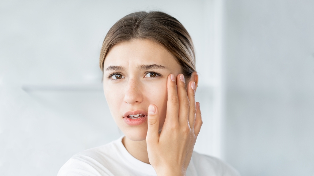 Đeo lens ngủ trưa được không? Tác hại và cách sử dụng lens an toàn 2