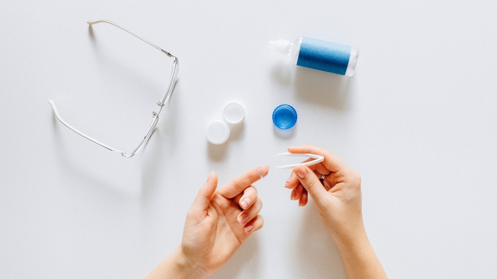 Đeo lens ngủ trưa được không? Tác hại và cách sử dụng lens an toàn 4