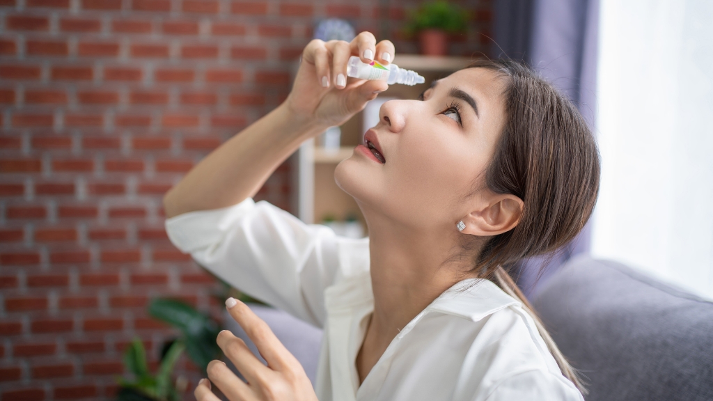 Đeo lens ngủ trưa được không? Tác hại và cách sử dụng lens an toàn 5