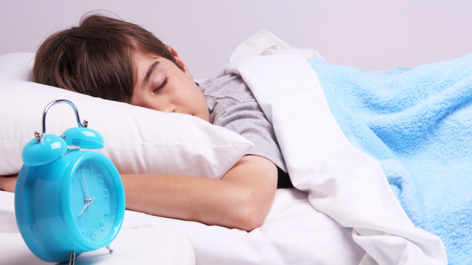 Ban đêm là thời điểm cơ thể tiết nhiều hormone tăng trưởng nhất, giấc ngủ chất lượng sẽ giúp trẻ phát triển chiều cao tốt hơn