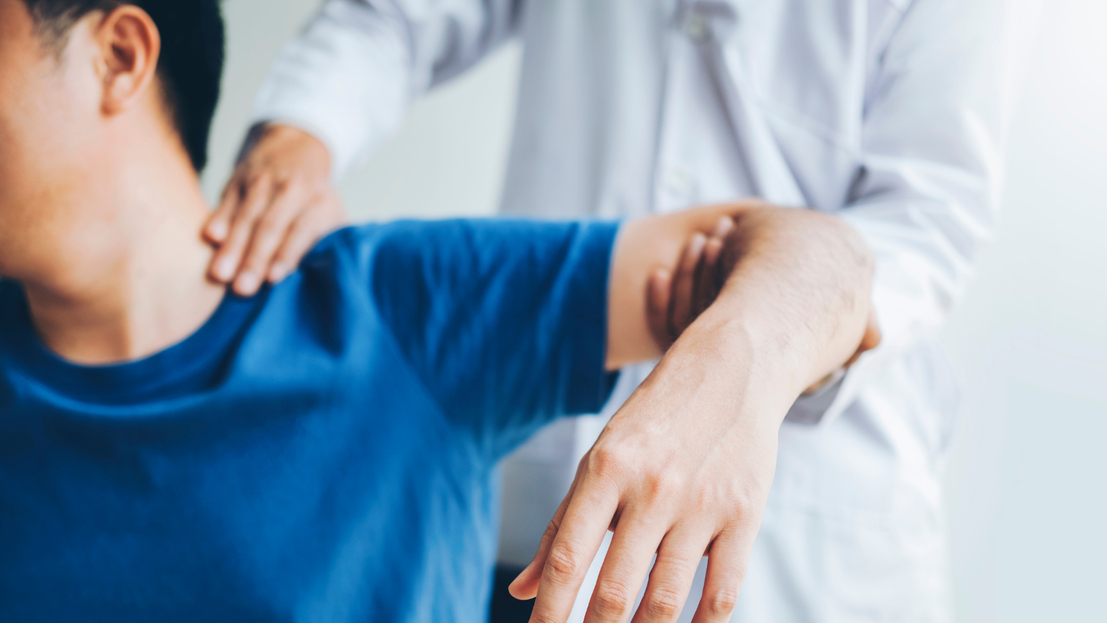 Tập vật lý trị liệu giúp phục hồi khả năng vận động và thăng bằng sau chấn thương sọ não