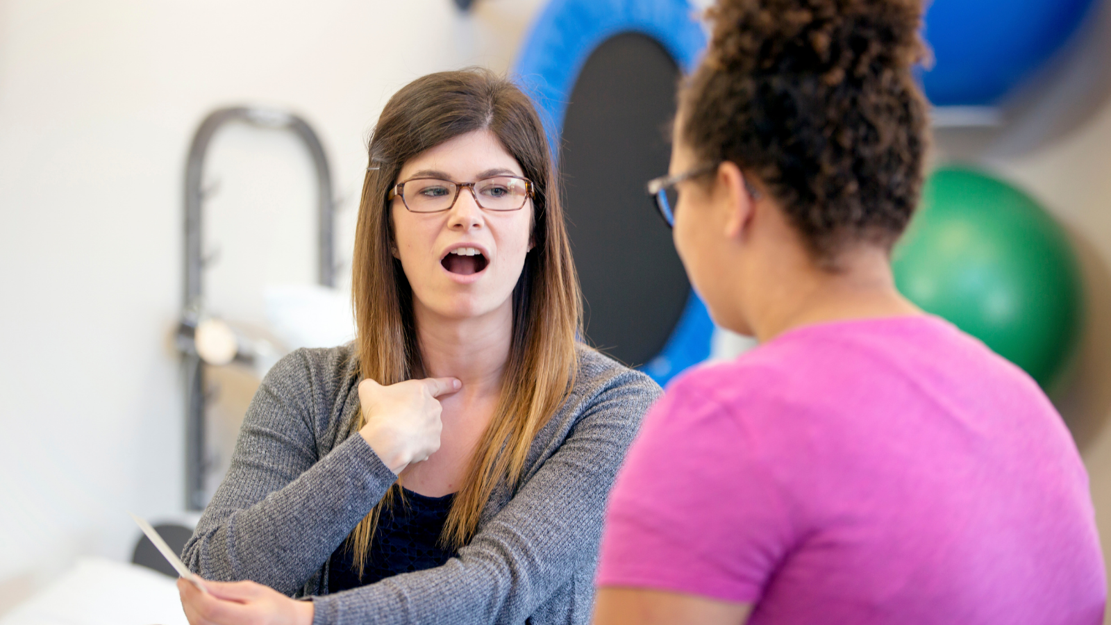 Liệu pháp ngôn ngữ trị liệu giúp bệnh nhân cải thiện khả năng nói sau đột quỵ xuất huyết