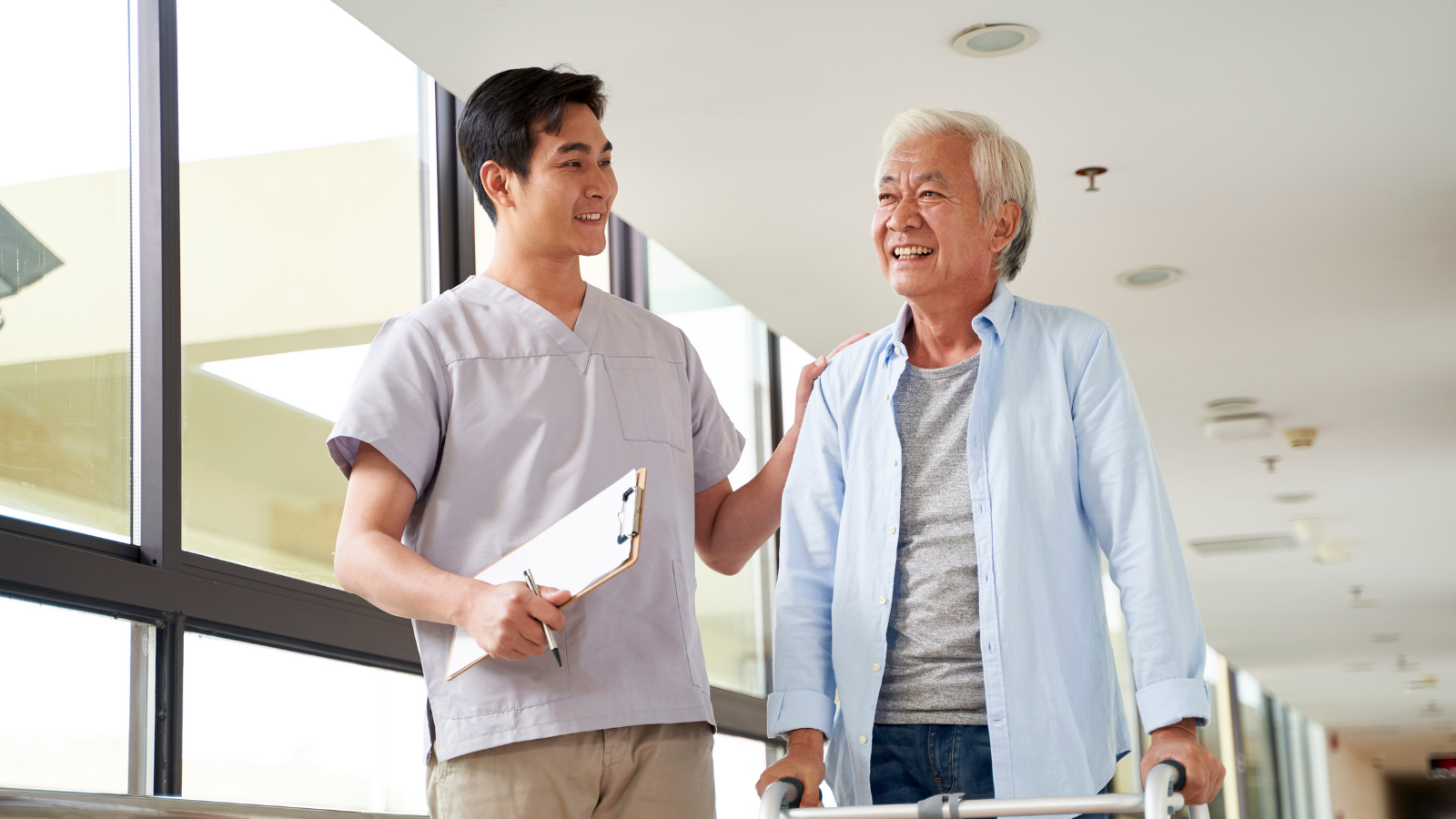 Bệnh nhân tập vật lý trị liệu để phục hồi vận động sau di chứng tai biến mạch máu não