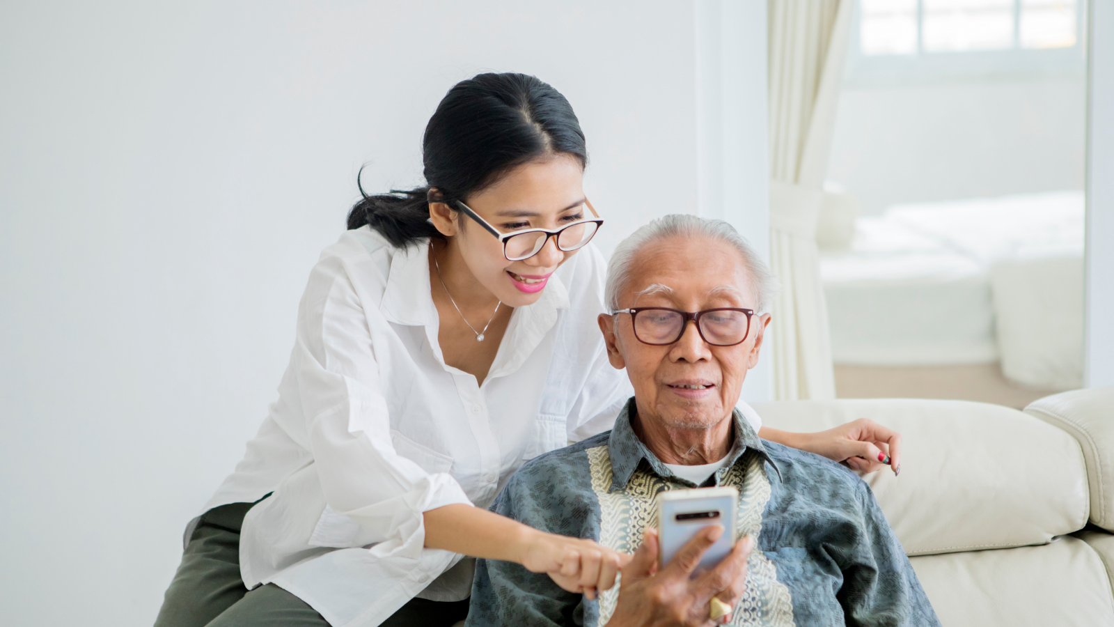 Hỗ trợ tâm lý và động viên tinh thần giúp người bệnh ổn định cảm xúc sau tai biến