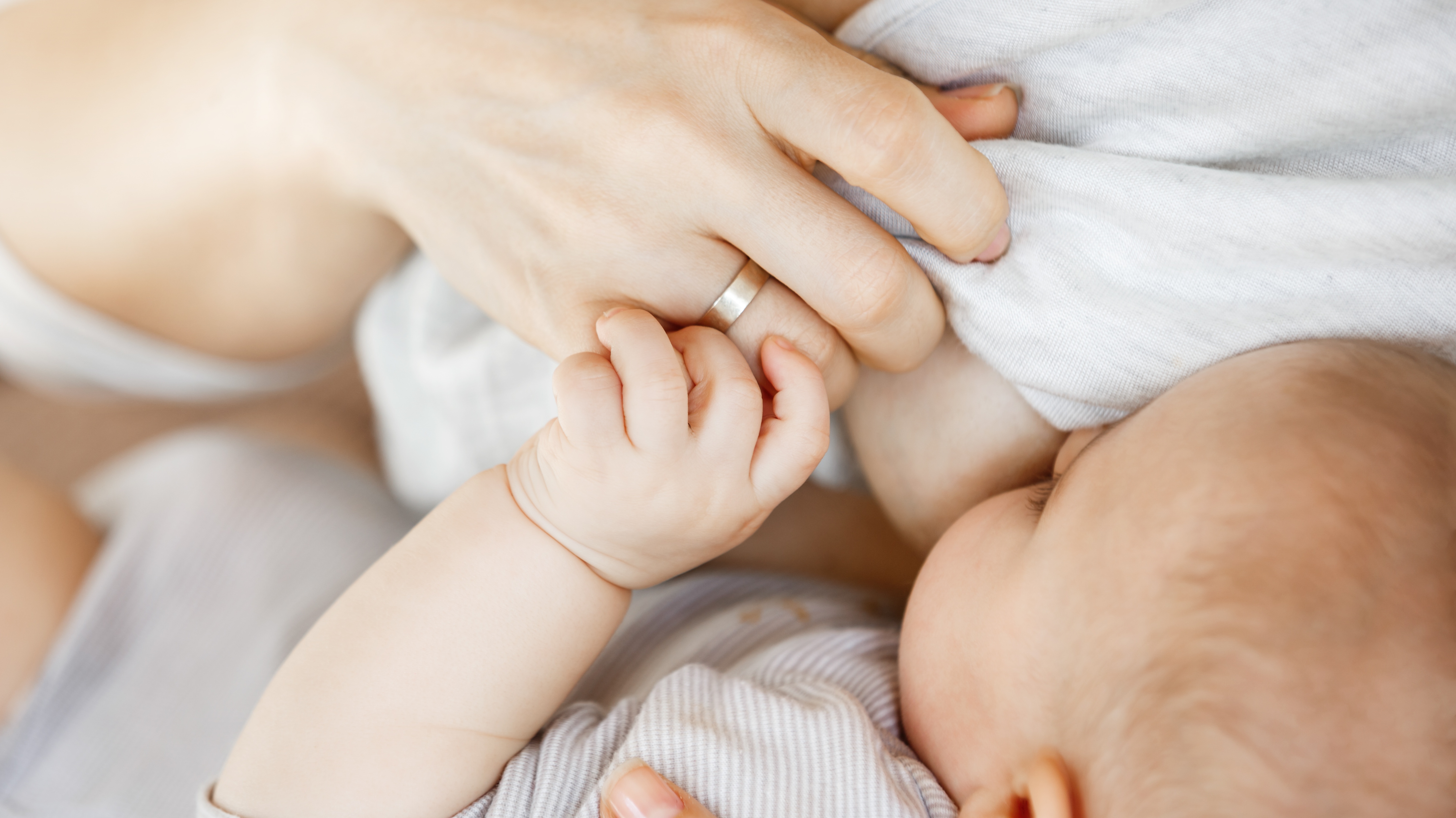 Sữa mẹ rất quan trọng với trẻ sơ sinh