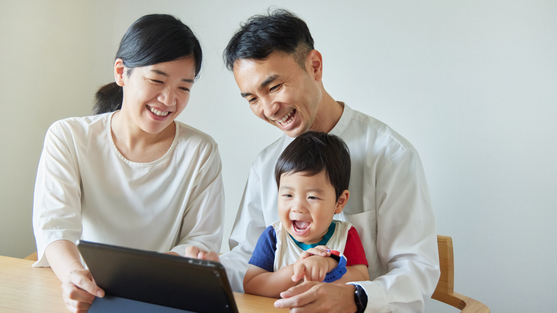 Di truyền là cơ chế sinh học giúp các đặc điểm của cơ thể được truyền từ thế hệ này sang thế hệ khác