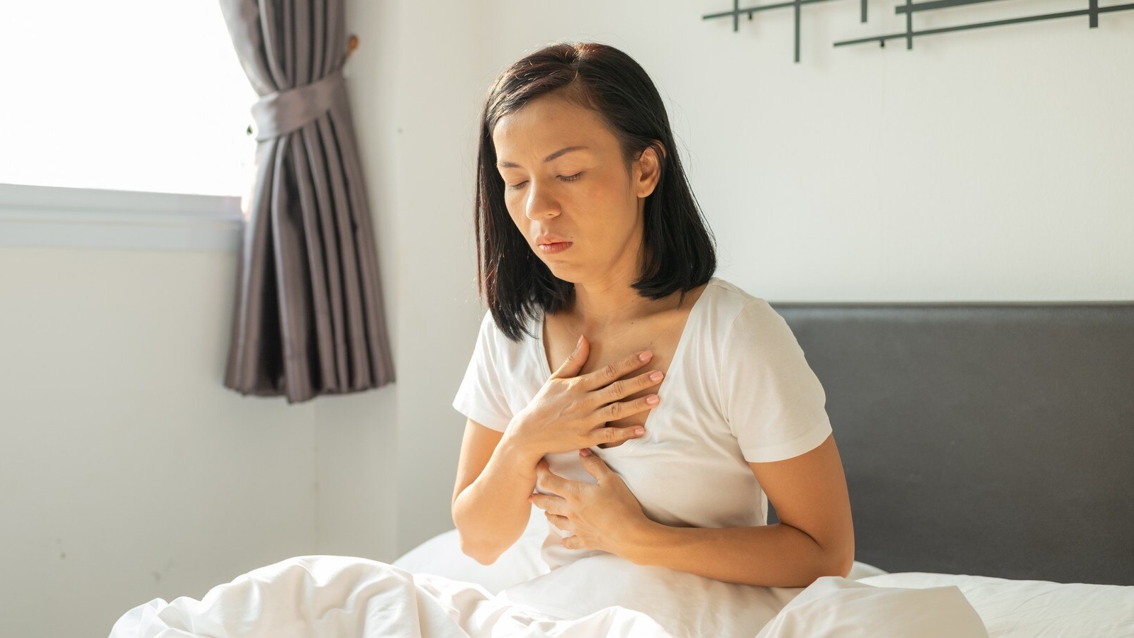 Ho, khó thở, nghẹn ở cổ gây khó chịu