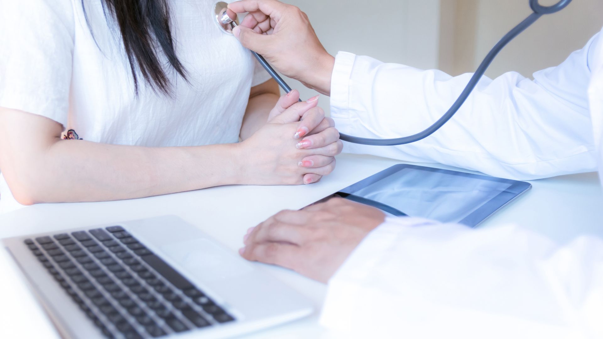 Nếu có biểu hiện khó thở hoặc phát ban thì người bệnh nên liên hệ cơ sở y tế để được thăm khám kịp thời