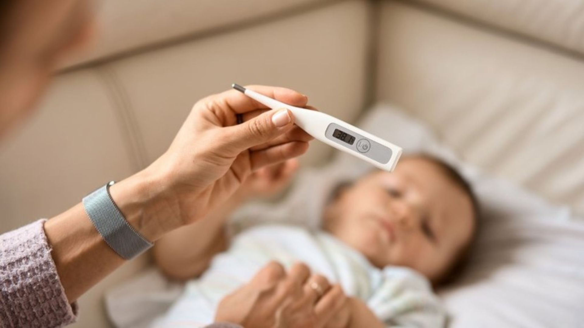 Sốt cao đột ngột kèm đau đầu là dấu hiệu cảnh báo nhiễm cúm