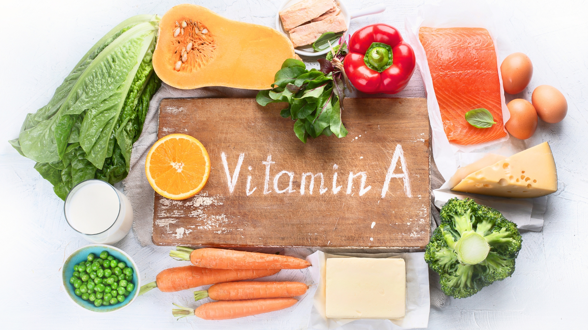 Bổ sung thực phẩm giàu vitamin A, C, E, kẽm và omega-3 như cà rốt, cá hồi, rau xanh đậm, hạt và trái cây để tăng cường sức khỏe mắt