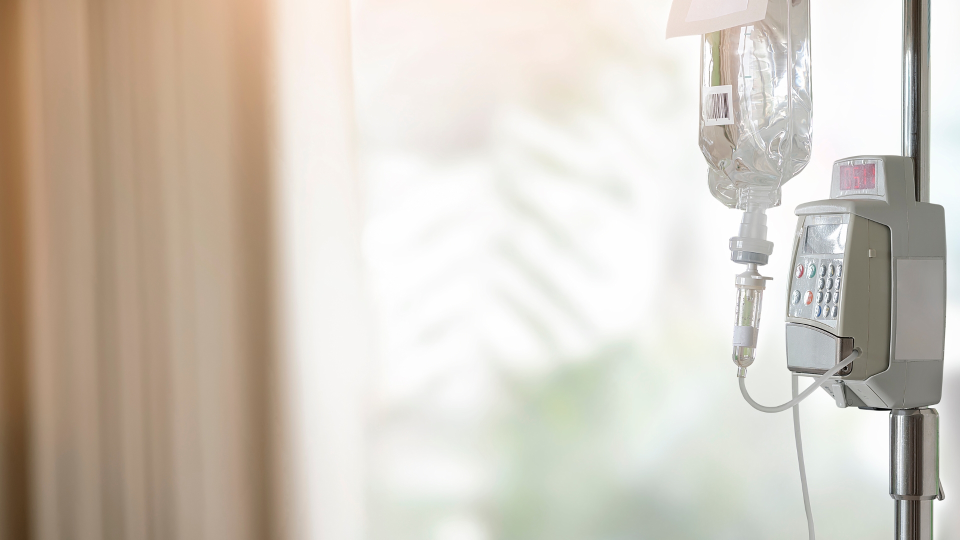 Dịch truyền tĩnh mạch là dung dịch vô trùng được đưa trực tiếp vào lòng tĩnh mạch bằng kim tiêm hoặc catheter thông qua hệ thống dây truyền