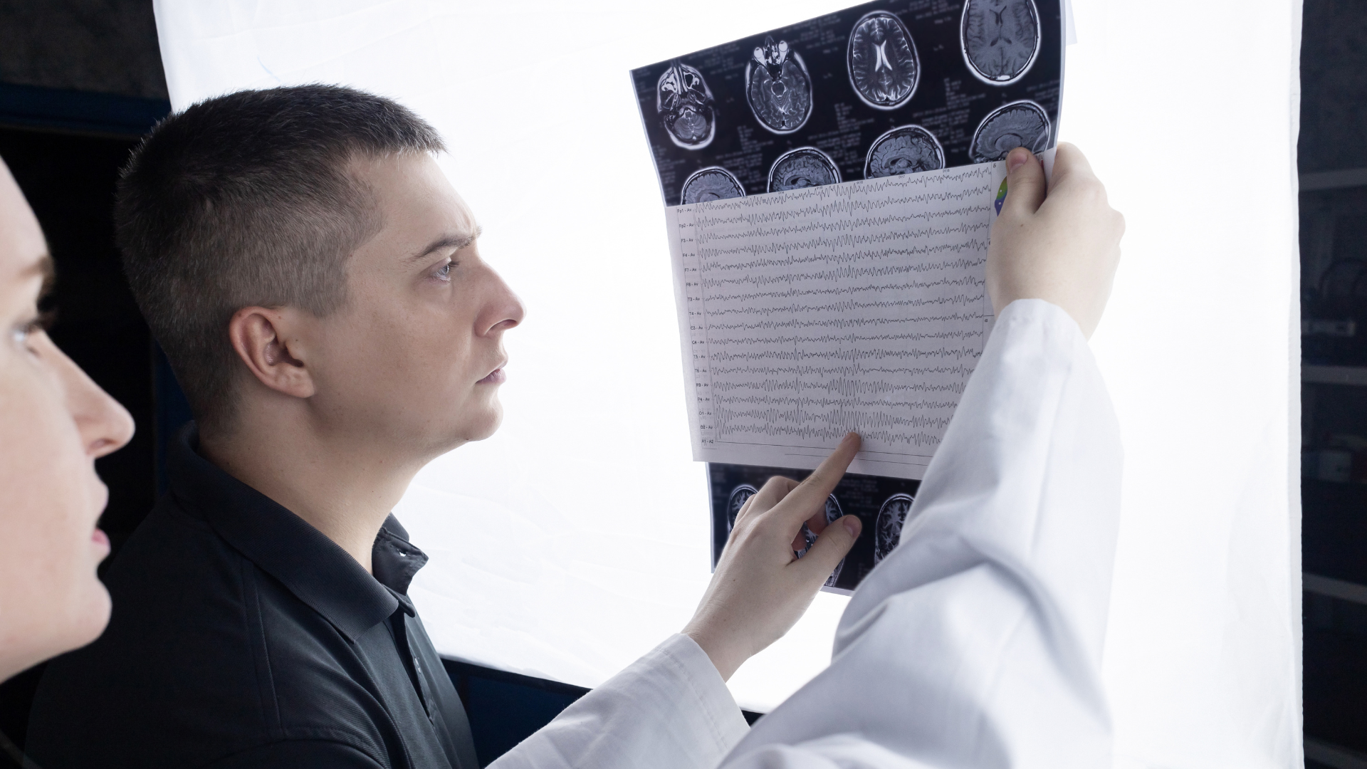 Thông qua điện não đồ, bác sĩ có thể phát hiện những dấu hiệu gợi ý bất thường trong hoạt động của não