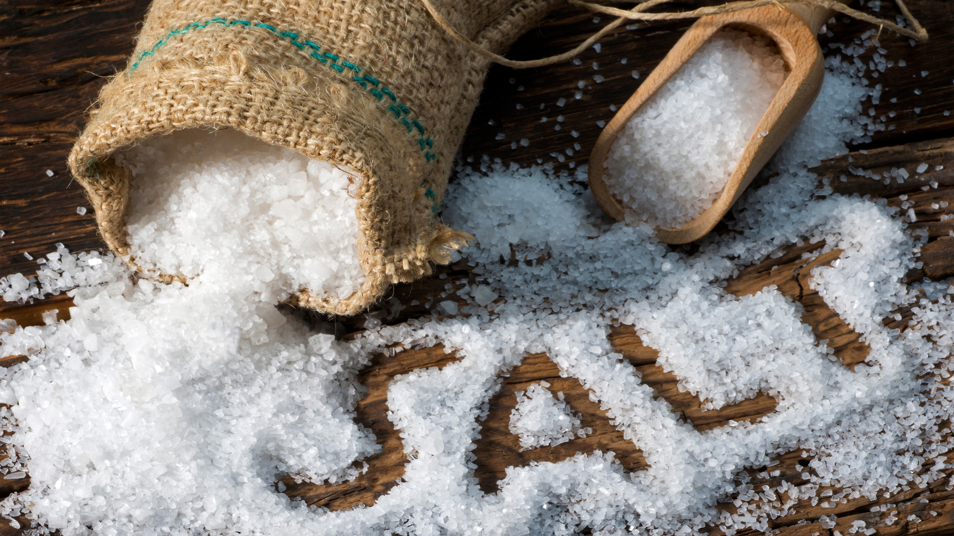 Lạm dụng muối có thể khiến tuyến giáp hoạt động quá mức