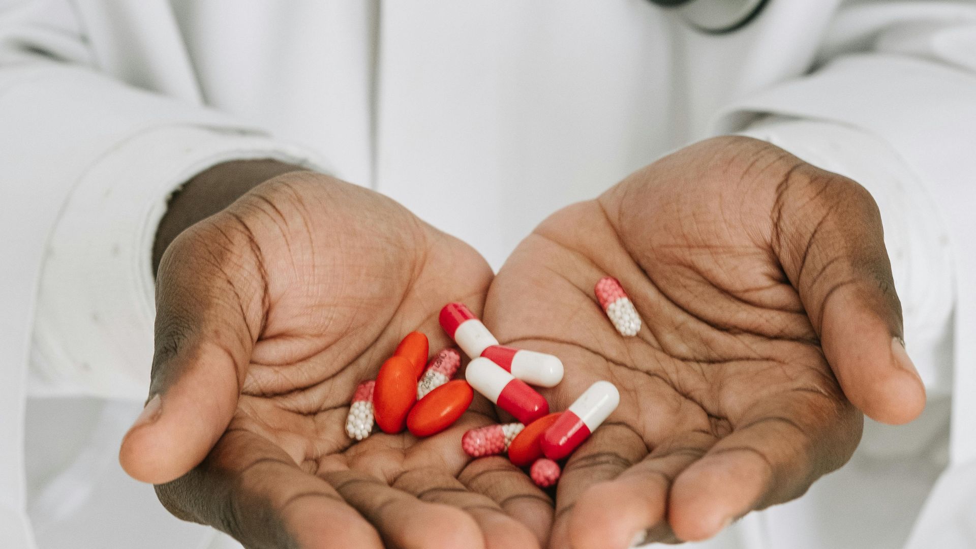 Thuốc kháng sinh có thể được chỉ định nếu người bệnh có nhiễm trùng nặng