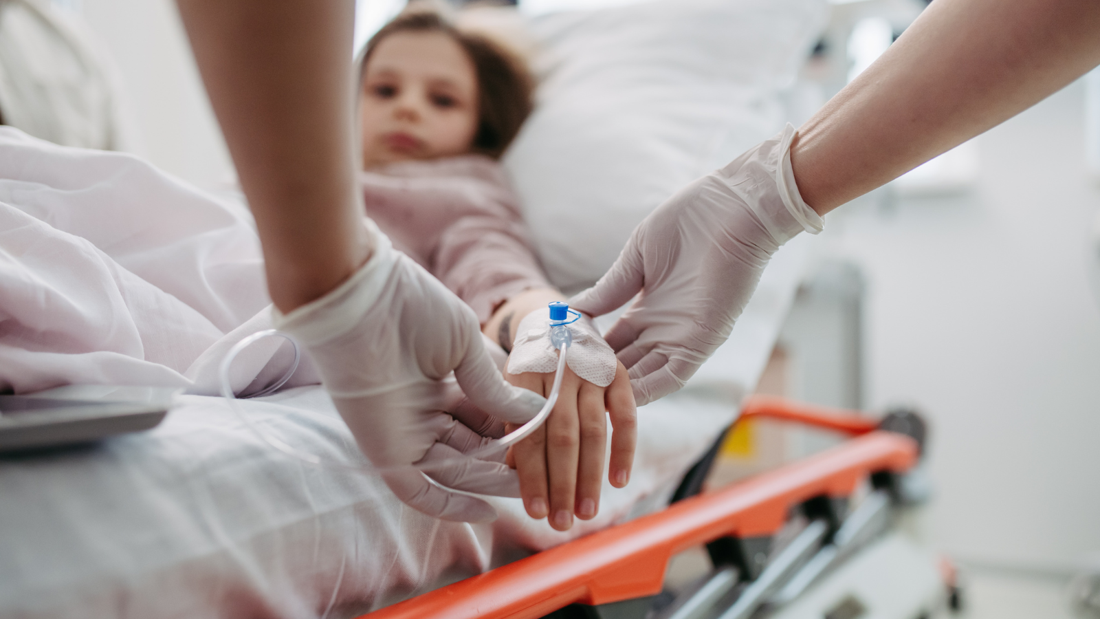 Điều trị viêm màng não mủ ở trẻ em với kháng sinh là phương pháp chính