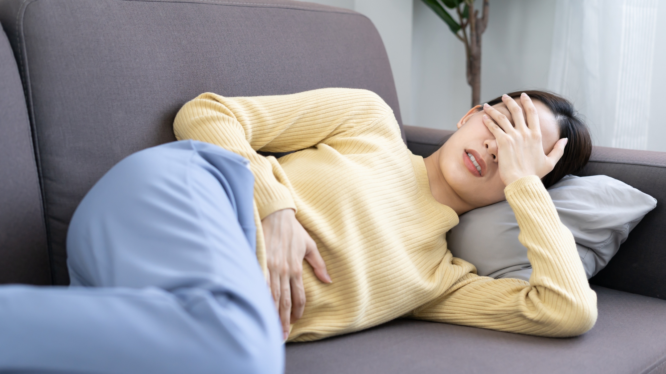 Khi dính ruột làm cản trở nhu động ruột, người bệnh có thể cảm thấy bụng căng tức, đầy hơi, khó chịu kéo dài