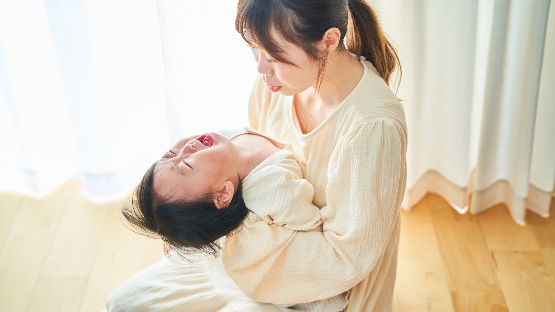 Xuất hiện kẽ hở giữa 2 răng cửa trên là một trong những dấu hiệu cho thấy trẻ bị dính thắng môi trên