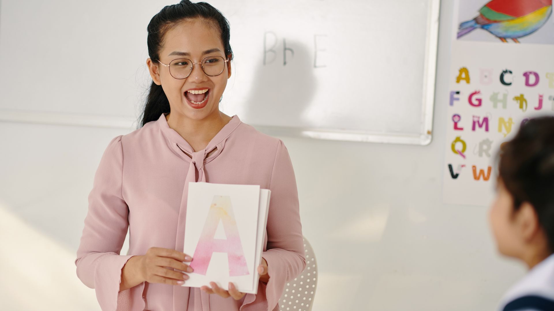 Hỗ trợ trẻ vận động môi là một trong những cách giúp trẻ cải thiện tình trạng dính thắng môi