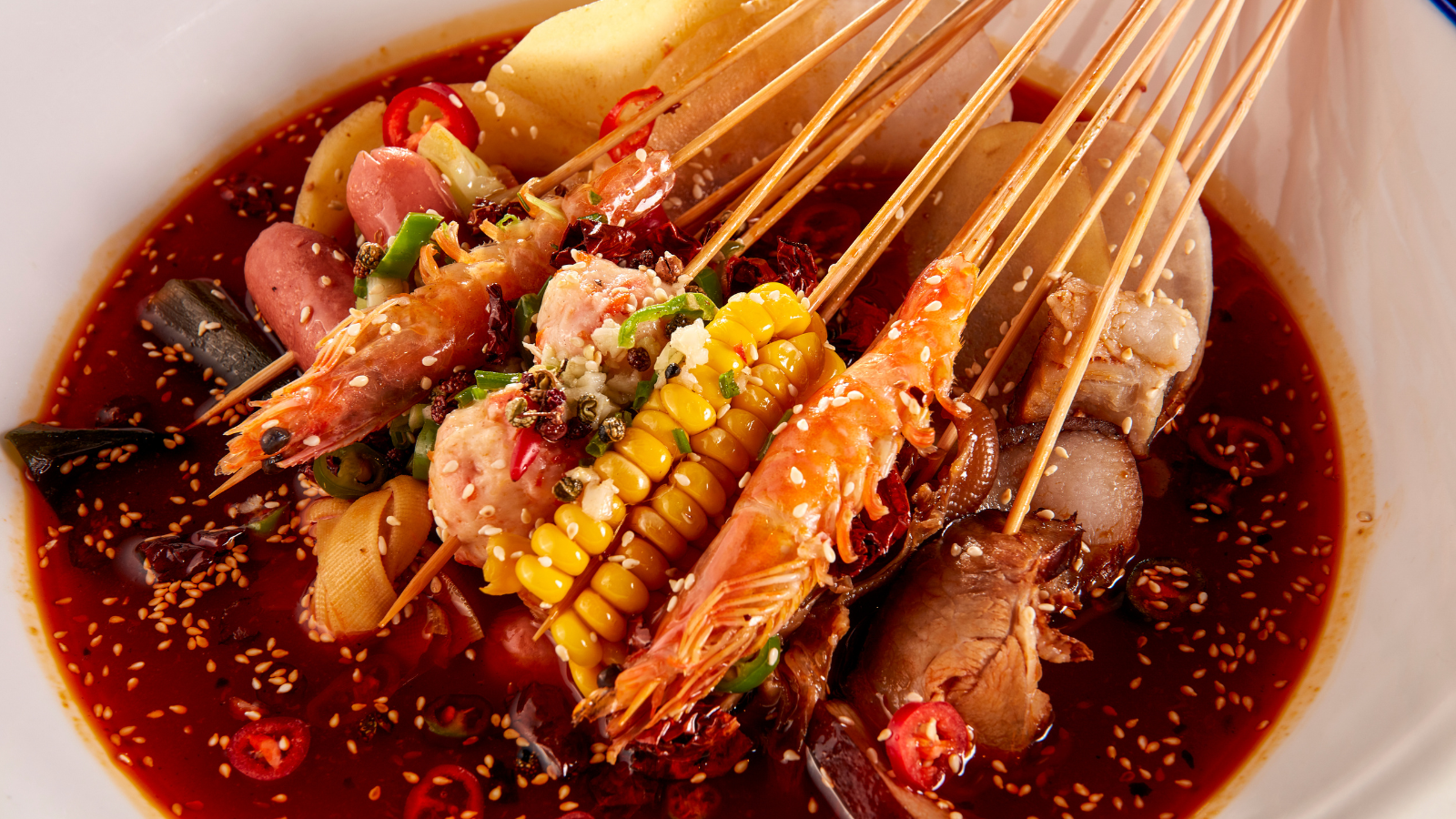 Đồ ăn cứng và cay nóng là "kẻ thù" của vết mổ amidan trong tuần đầu tiên