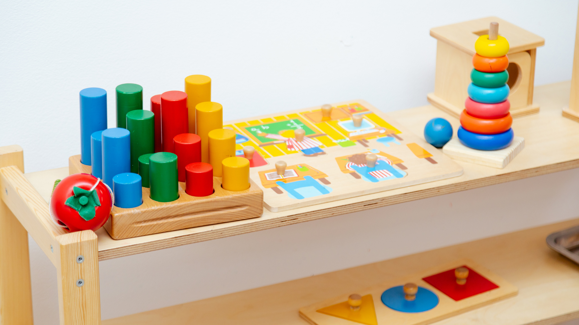 Đồ chơi Montessori 0 - 6 tuổi hình khối đa dạng có thể hỗ trợ bé khả năng lắp ghép sáng tạo