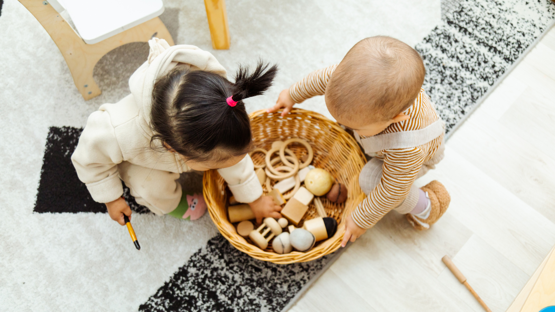 Trẻ 6 tháng tuổi bắt đầu thích âm thanh và cầm nắm nên chọn đồ chơi có tiếng kêu nhẹ