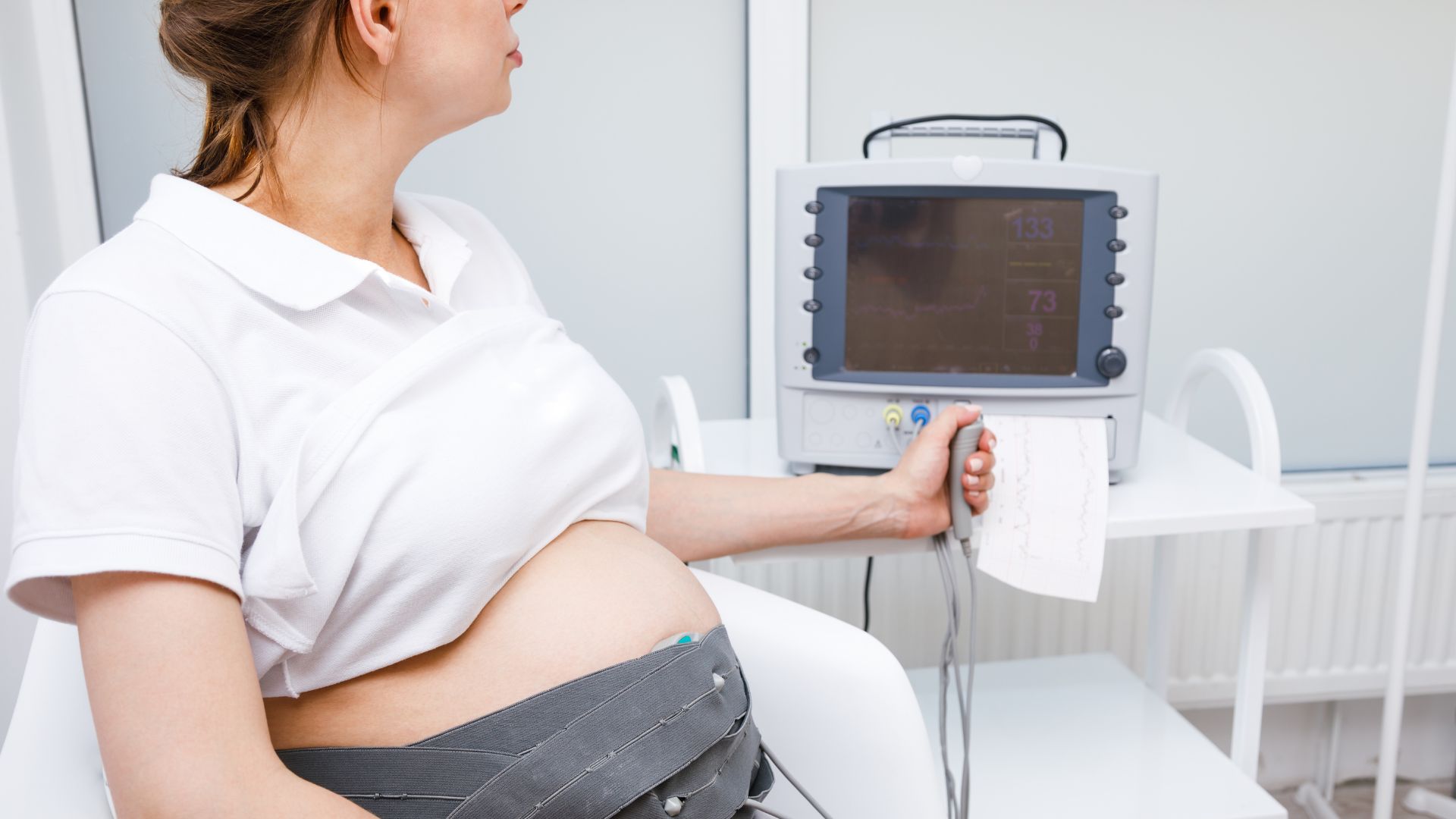 Đo monitor giúp theo dõi tình trạng thai nhi và hoạt động co bóp của tử cung