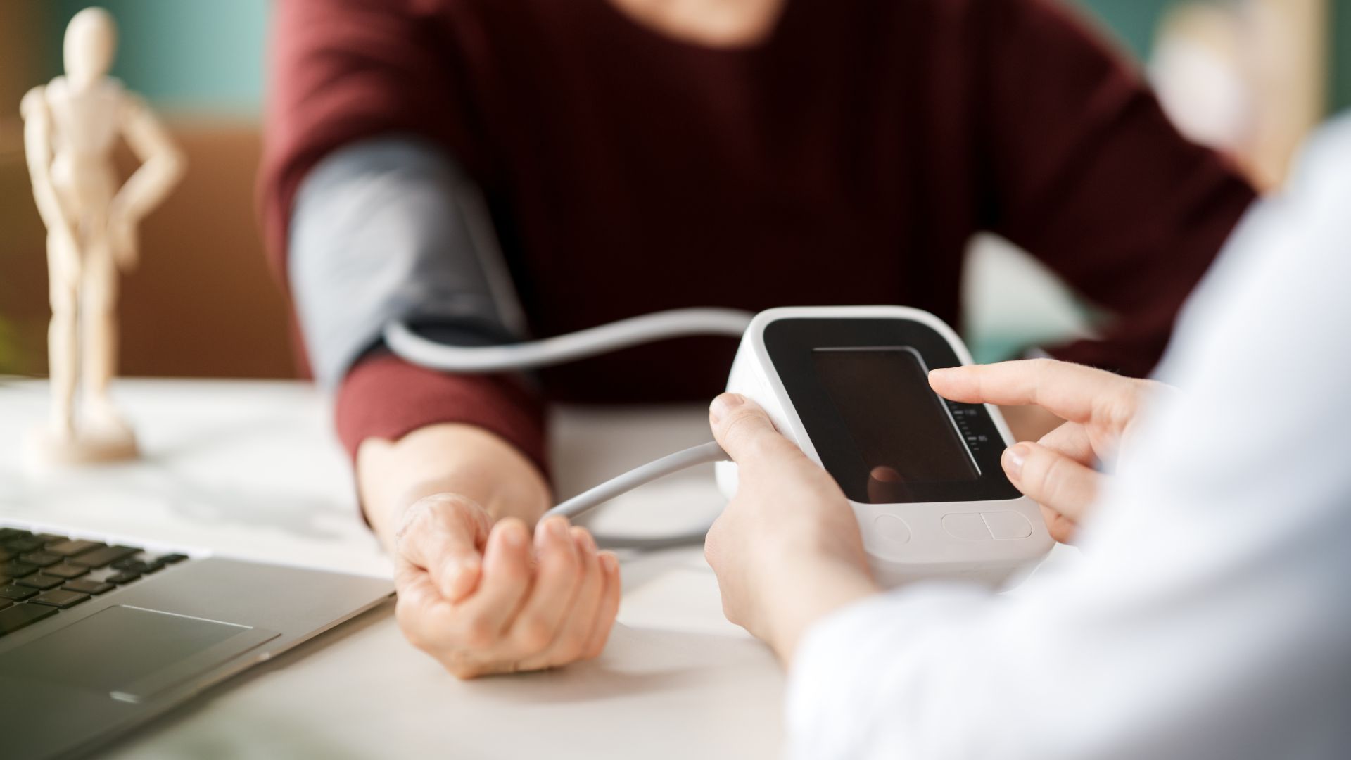 Bệnh nhân tăng huyết áp là một trong những đối tượng cần đo ECG