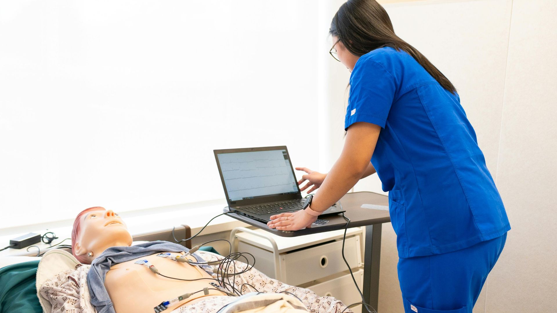 Kỹ thuật viên gắn điện cực vào vị trí và quá trình đo thường chỉ kéo dài từ 5 - 10 phút