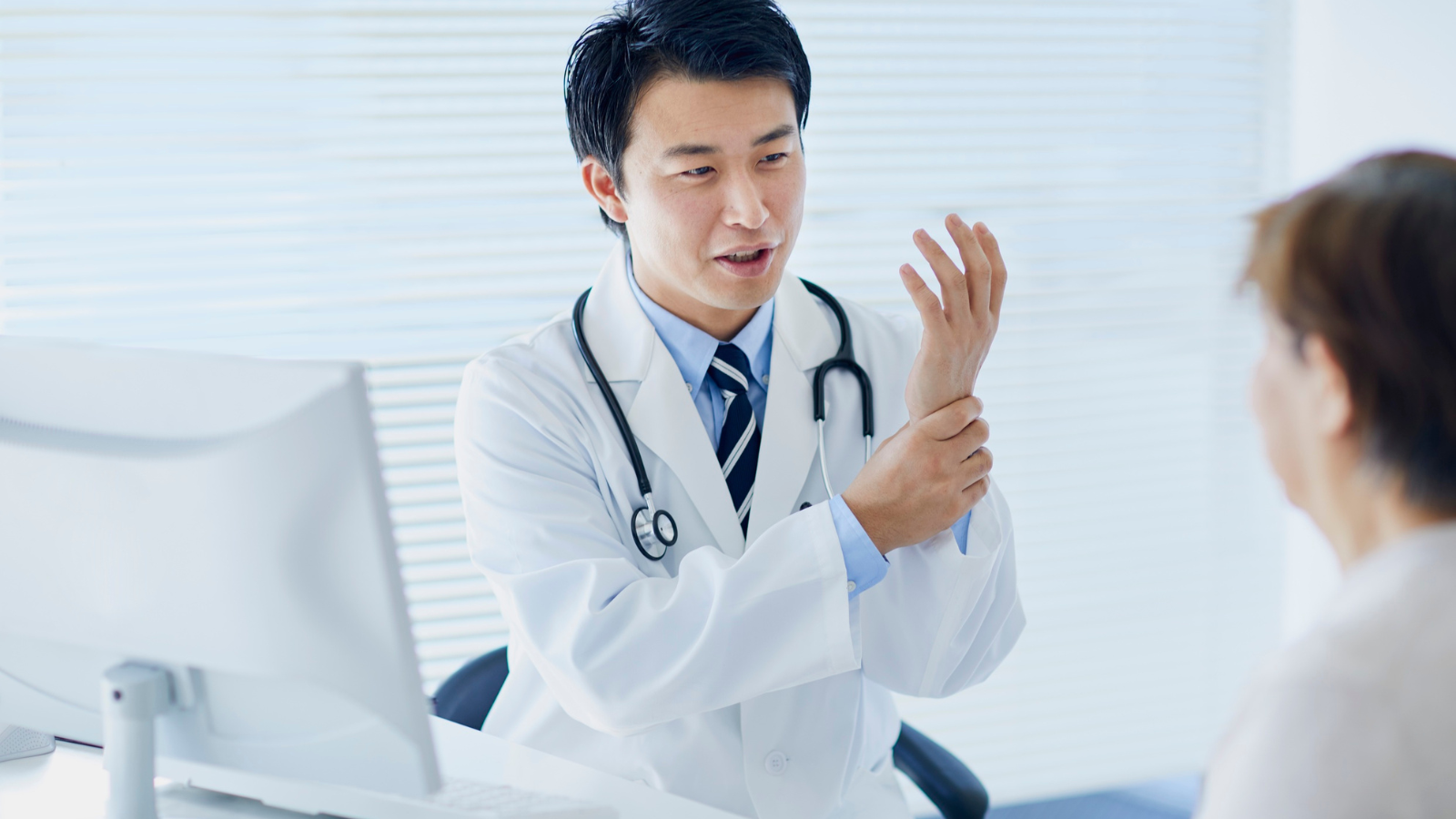 Tránh mặc đồ có kim loại khi đi đo loãng xương