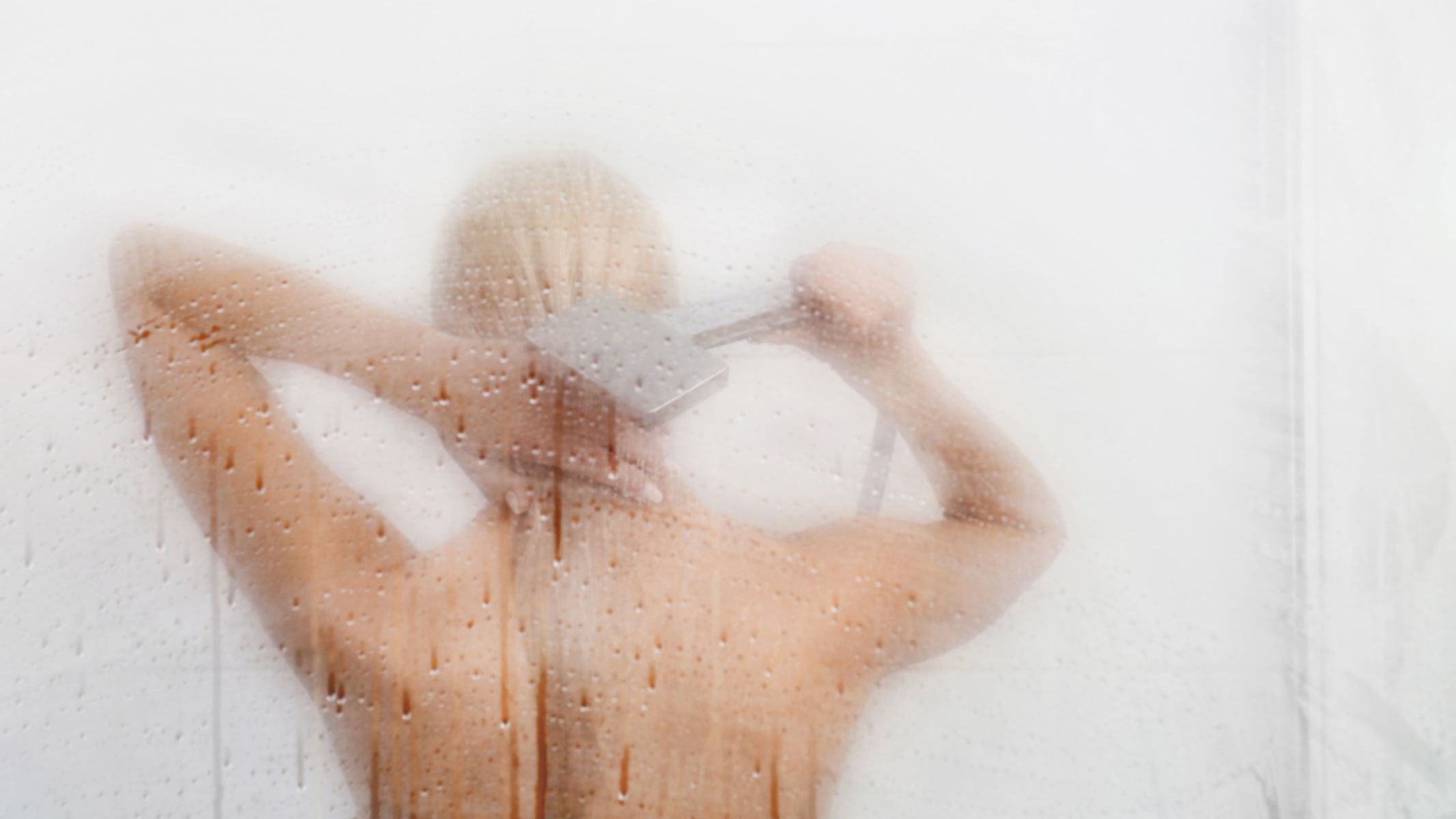 Người đổ mồ hôi nhiều nên tắm rửa thường xuyên với sữa tắm hoặc xà phòng kháng khuẩn nhằm loại bỏ vi khuẩn, hạn chế mùi cơ thể và ngăn ngừa viêm da