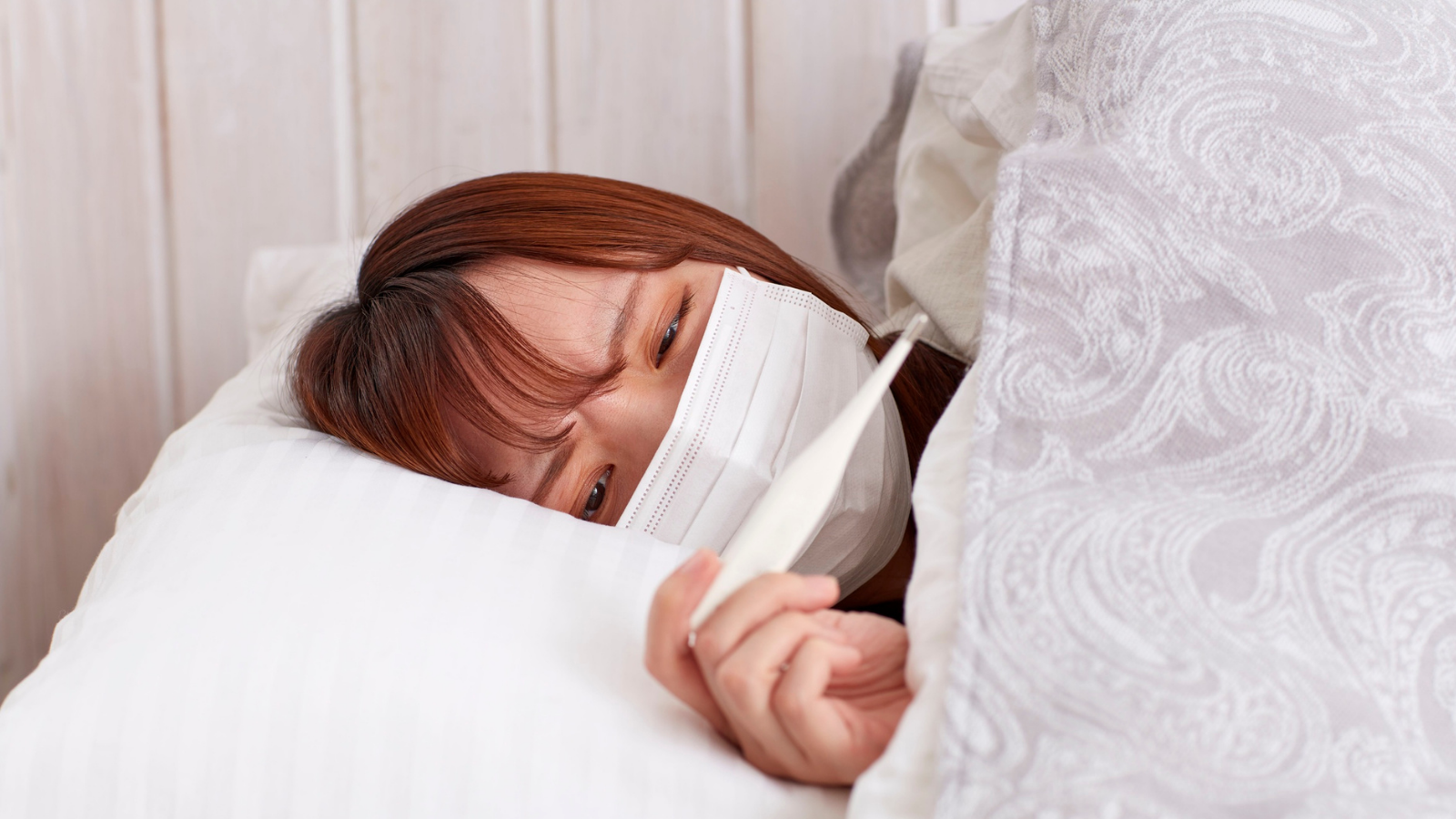 Sốt kéo dài, kèm triệu chứng bất thường cần được đánh giá y khoa