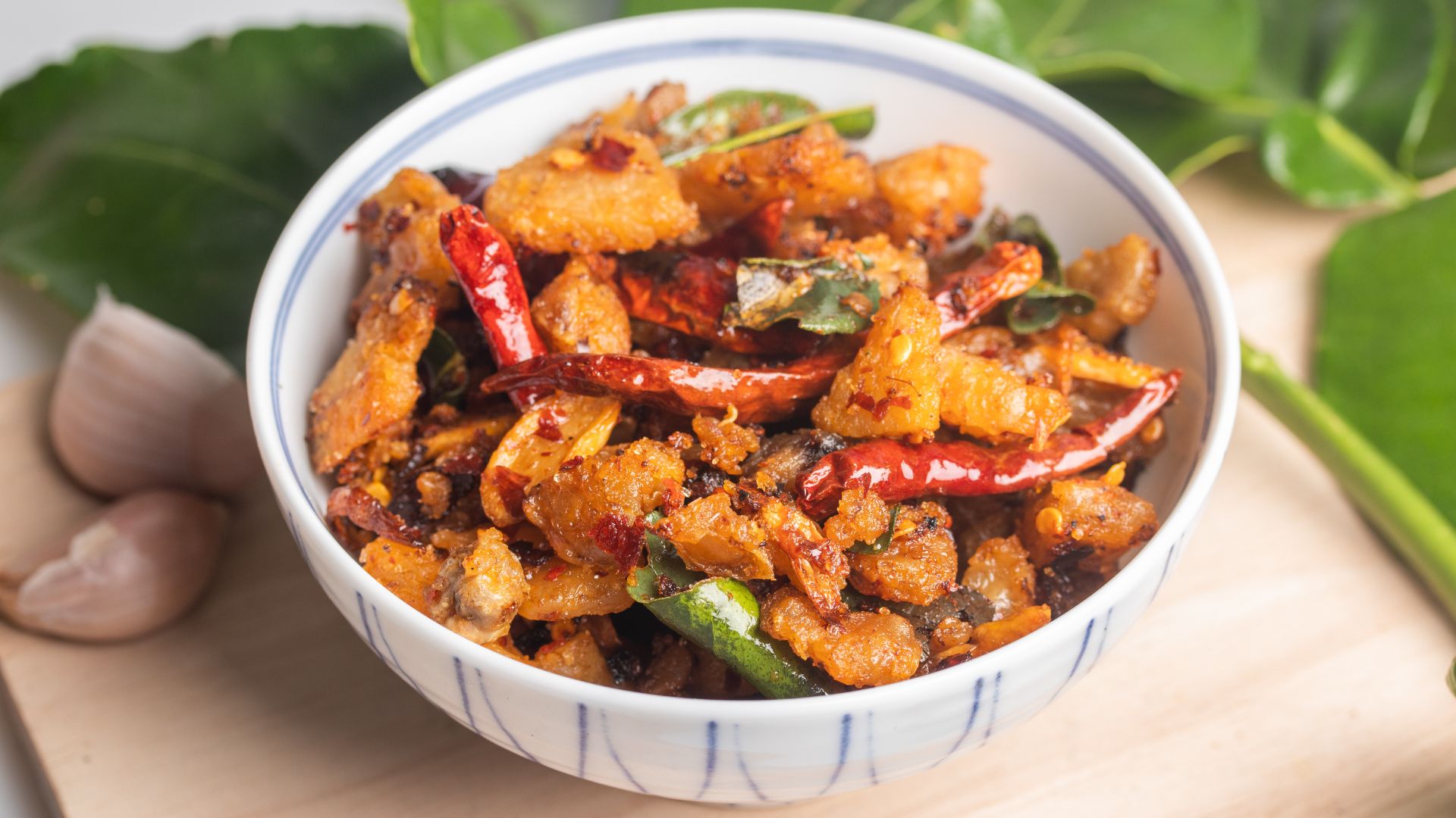 Mẹ bầu nên tránh thực phẩm cay nóng và nhiều gia vị