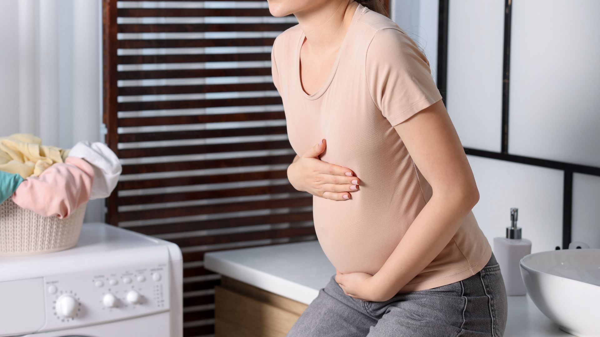 Mẹ bầu dễ bị rối loạn tiêu hoá nên hạn chế uống nước dừa