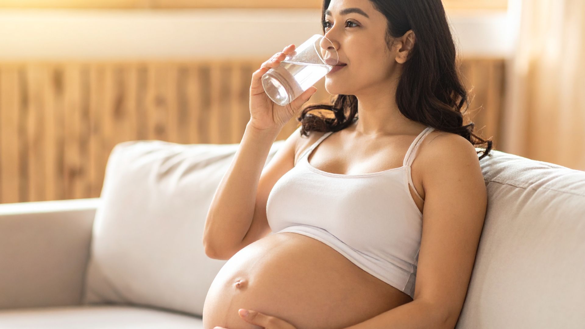 Uống nước dừa đúng cách giúp mẹ bầu cảm thấy dễ chịu hơn