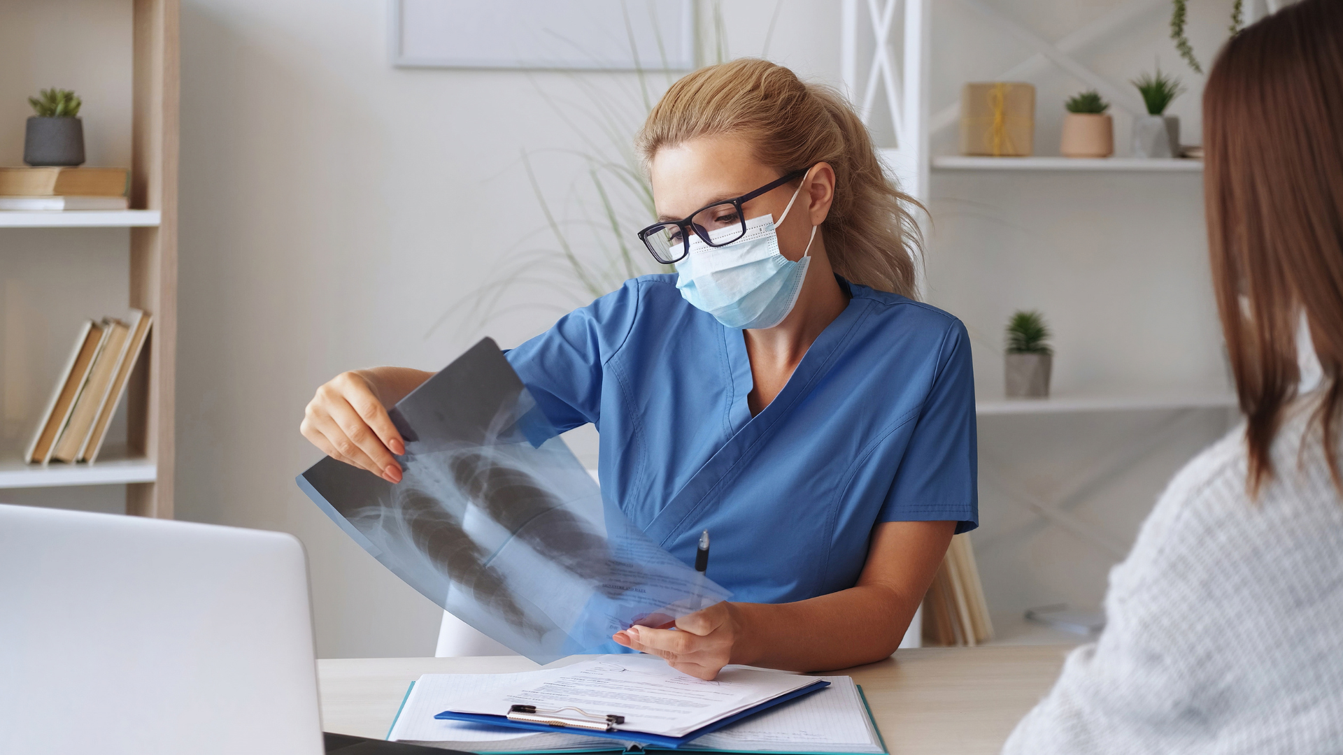 Khi trong phổi hình thành ổ mủ, người bệnh sẽ khạc ra đờm nâu hoặc có mùi hôi khó chịu